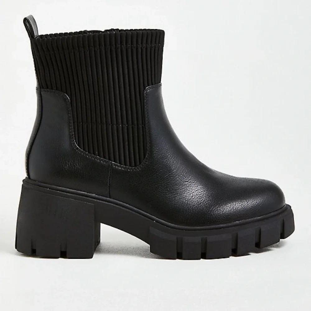 NEW TORRID FAUX LEATHER CHELSEA BOOTIE - Picture 2 of 5